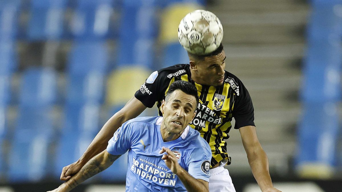 PAP/EPA / MAURICE VAN STEEN / Na zdjęciu: mecz Vitesse Arnhem - PSV Eindhoven