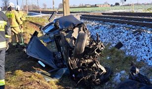 Auto osobowe zderzyło się z pociągiem. W akcji śmigłowiec LPR