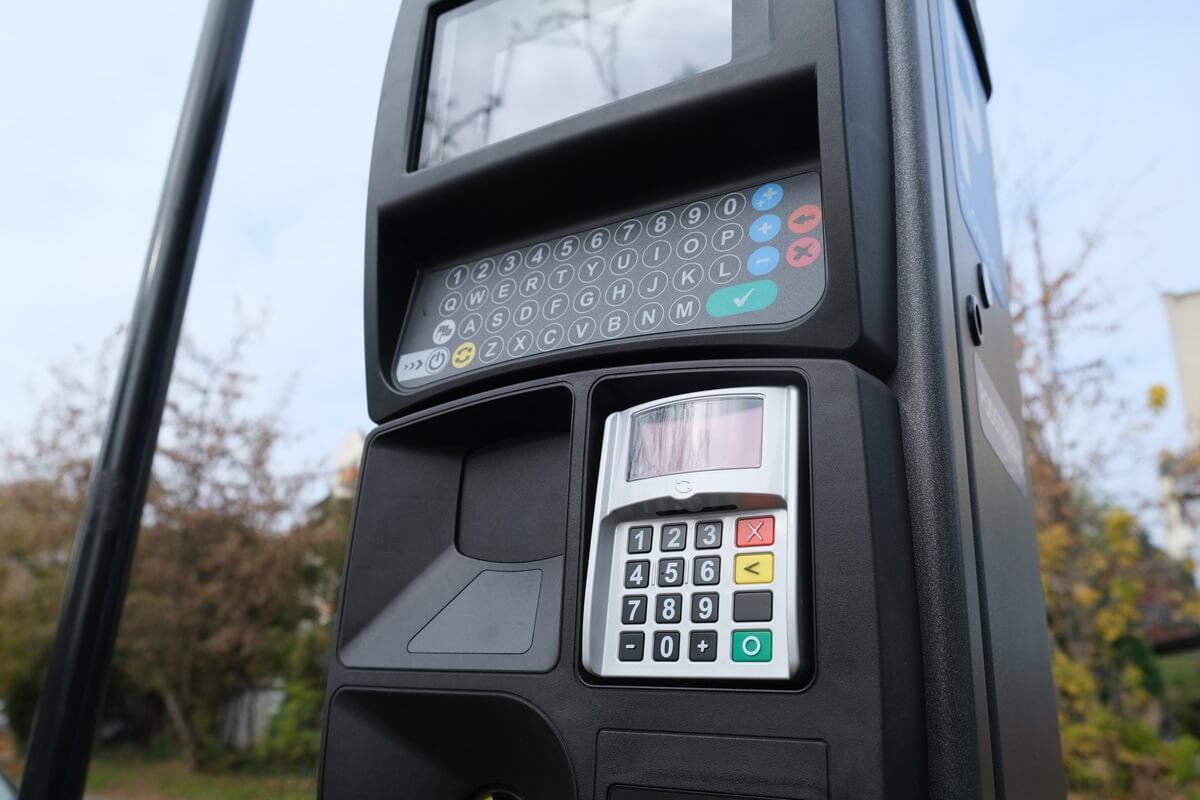 Jadąc nad jezioro uwzlędnij opłatę za płatne parkowanie. Firlej sięgnie po pieniądze od turystów. Gmina postawi 11 parkomatów