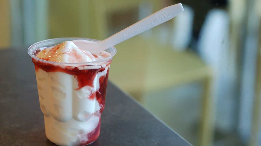 Lody z polewą truskawkową (McDonald's)