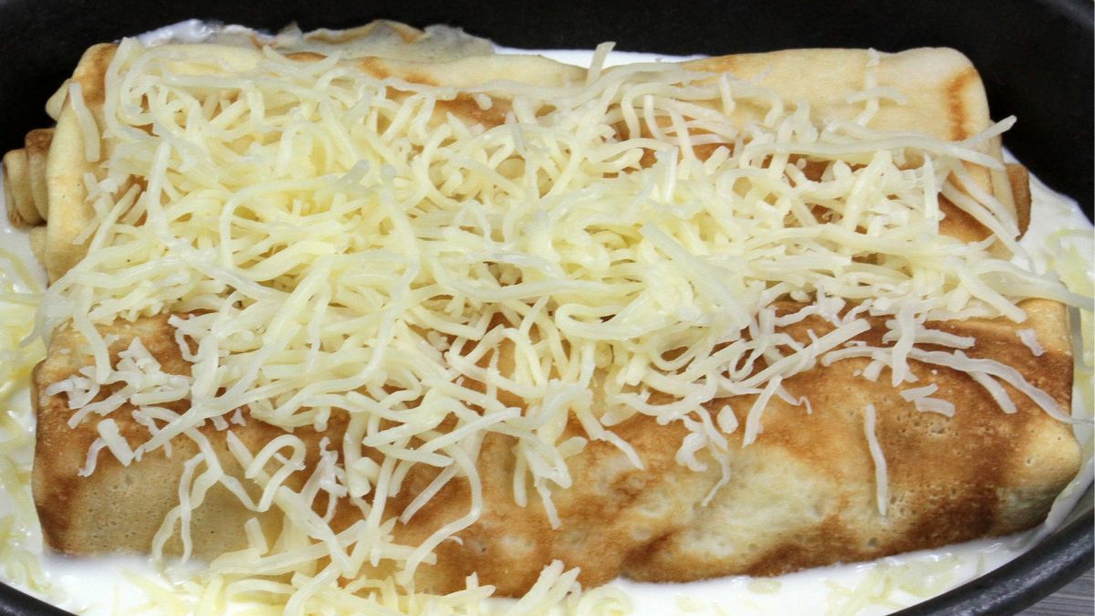 Zawiń kurczaka w naleśniki i zapiecz pod beszamelem