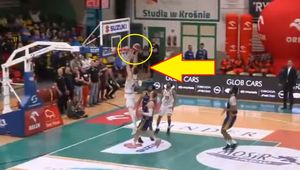 Sceny. Zablokowała go obręcz