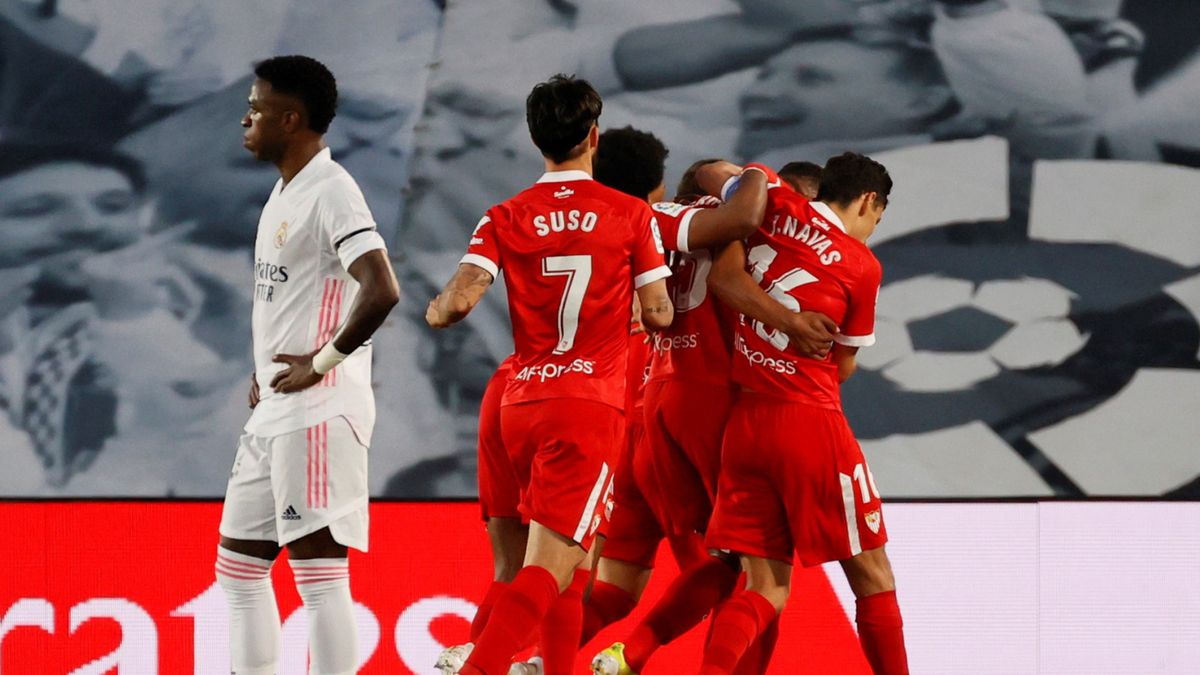 Zdjęcie okładkowe artykułu: PAP/EPA / Ballesteros / Na zdjęciu: piłkarze Sevilla FC cieszą się z gola