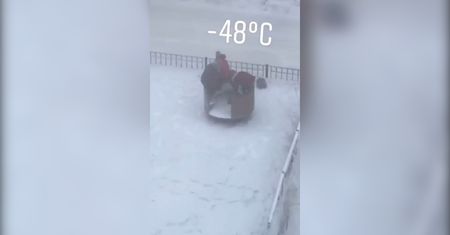 Syberyjskie mrozy w Jakucji. Rosyjskie dzieci bawią się na zewnątrz przy -48 st. C