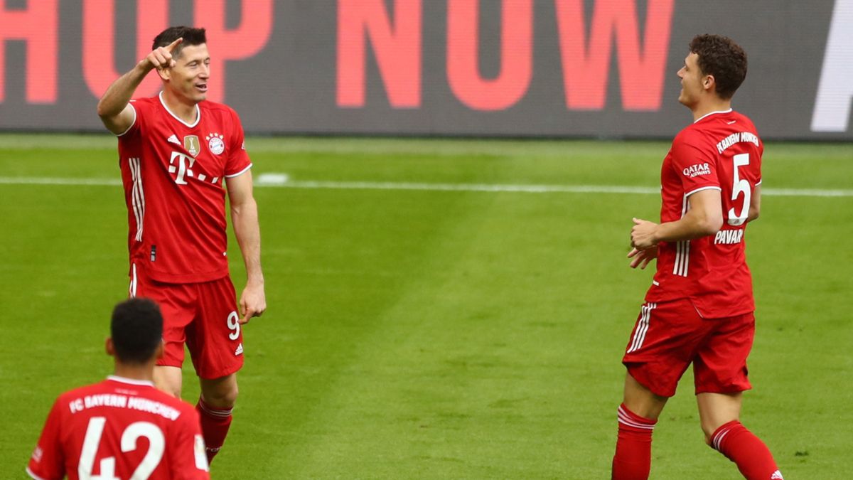 PAP/EPA / MATTHIAS SCHRADER  / Na zdjęciu: Robert Lewandowski (z lewej)