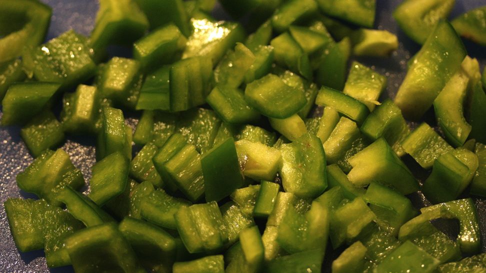 Gotowana mrożona krojona słodka zielona papryka, odsączona