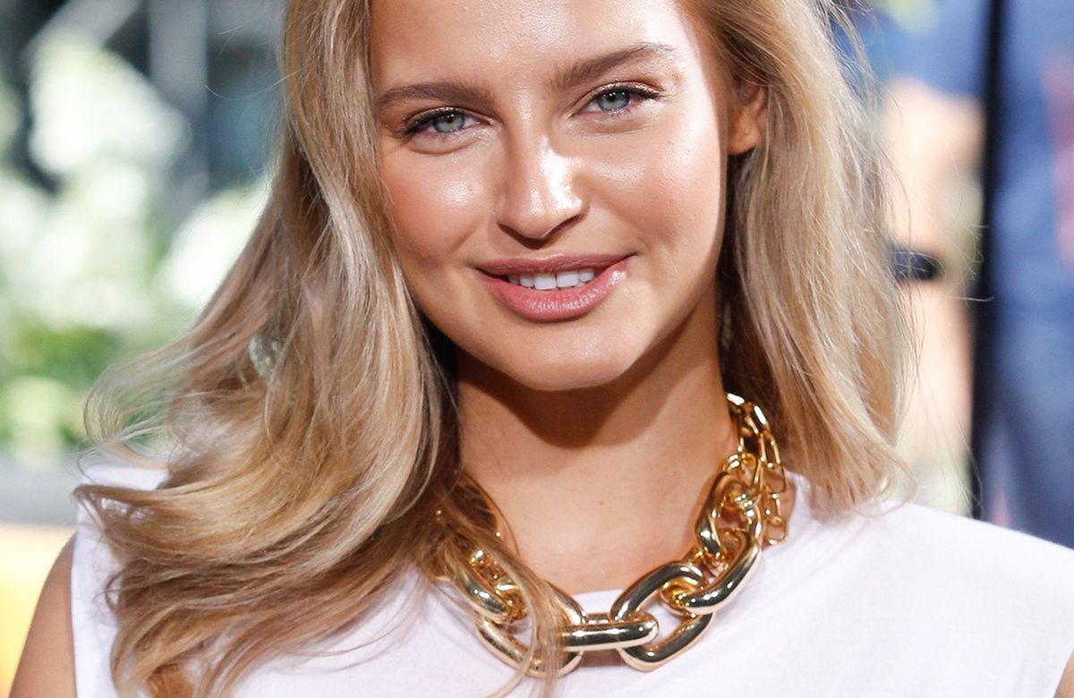 Karolina Pisarek w skąpym bikini. Ręka ukochanego na jej brzuchu wywołała plotki o ciąży