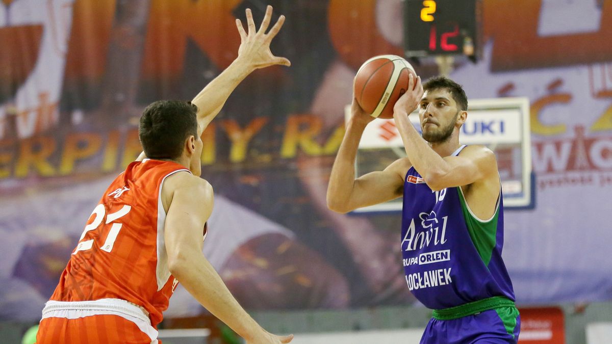 PAP / Zbigniew Meissner / Na zdjęciu: Zawodnik GTK Gliwice Filip Put i Luke Petrasek z Anwilu Włocławek