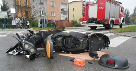 Zderzenie samochodu osobowego ze skuterem