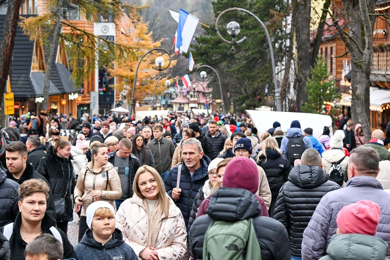 Zakopane: Na Krupówki tłumy jak w Sylwestra. Brakuje też miejsc parkingowych, a drogi stanęły w korkach