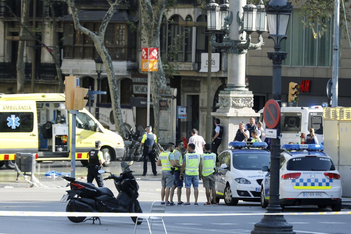W Barcelonie zamachowiec wjechał w ludzi. Co wiemy do tej pory