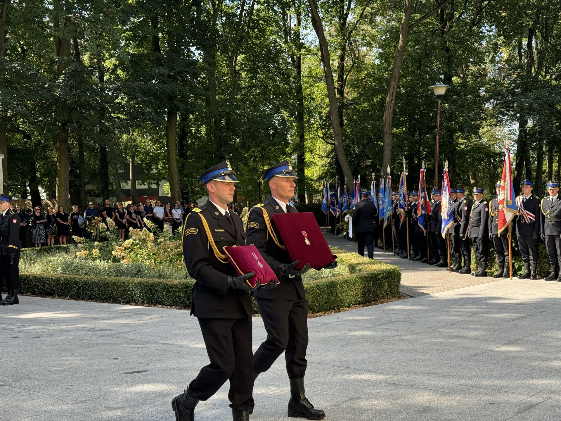 Strażacy niosą pośmiertne odznaczenia