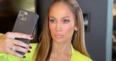 Zdradza, jaki kosmetyk ma zawsze w torebce. Jennifer Lopez stosuje go codziennie