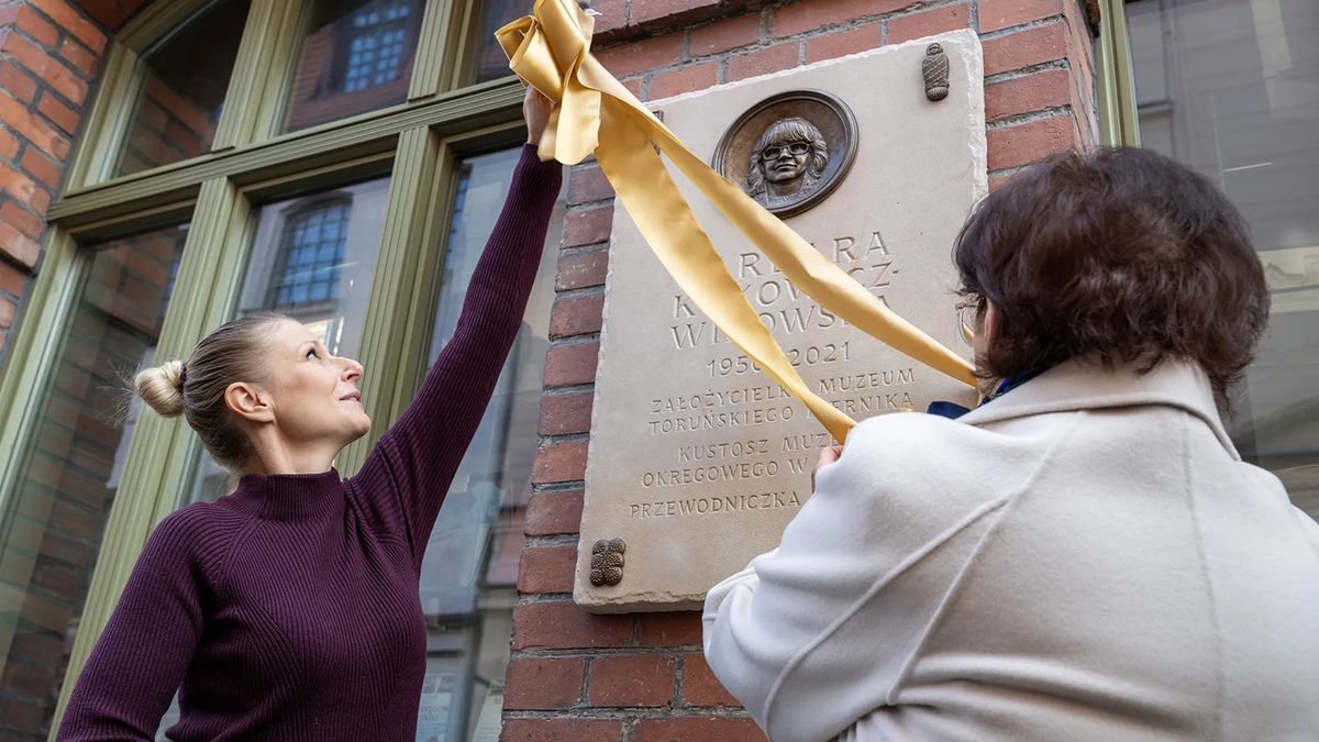 Na Muzeum Toruńskiego Piernika odsłonięto tablicę upamiętniającą Barbarę Kukowicz-Wirowską 