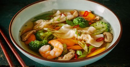 Zupa wonton - skąd pochodzi, jak ją przyrządzić?