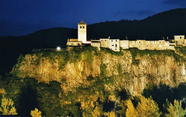 10 niesamowitych miast na skalnych klifach 12
