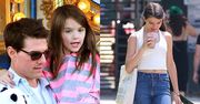 15-letnia Suri Cruise spaceruje z koleżanką po Nowym Jorku, popijając mrożoną kawkę (ZDJĘCIA)