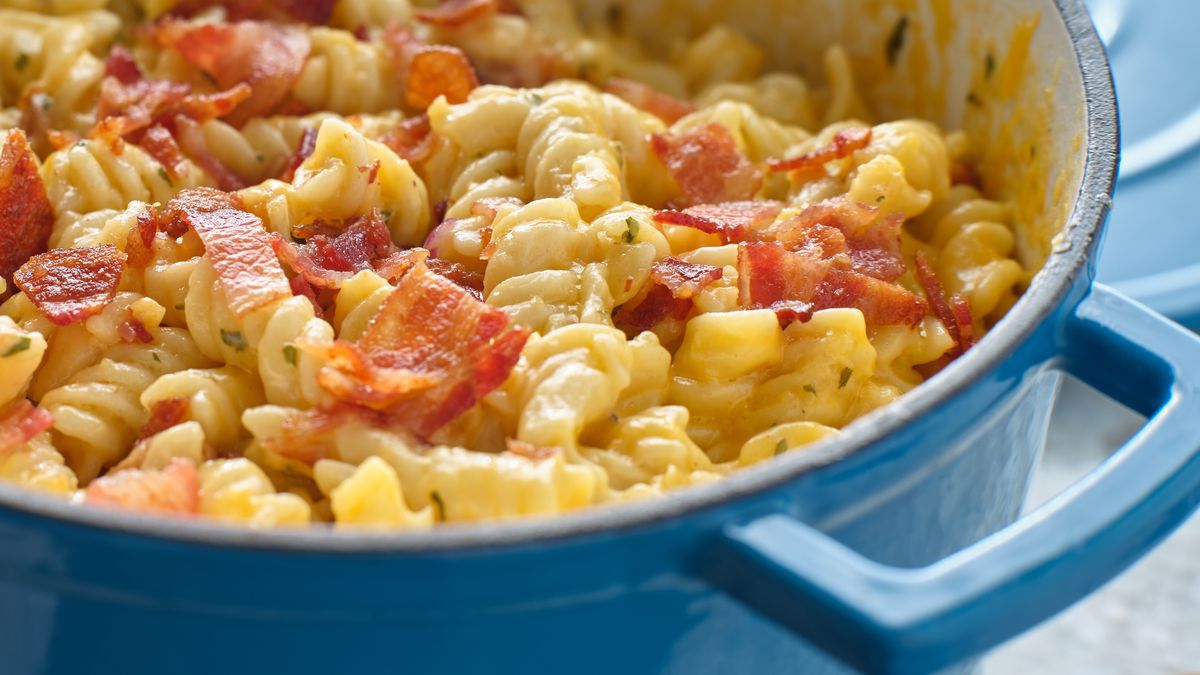 Mac and cheese z boczkiem to pyszne i sycące danie