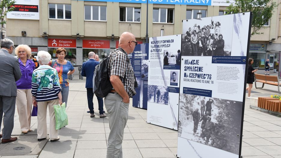 Katowice. Na rynku na planszach przedstawiono historię rodzącej się opozycji w PRL.