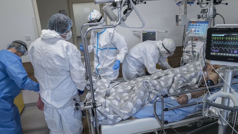 Covidowy OIOM w Dabrowie Tarnowskiej06.04.2021 Dabrowa Tarnowska  Na Oddziale Chorob Wewnetrznych leczeni sa pacjenci z Covid wymagajacy intesywnej opeki medycznej.  Szpital powiatowy w Dabrowie Tarnowskiej zostal w marcu przeksztalcony w jednoprofilowy, dedykowany wylacznie dla pacjentow z zakazeniem koronawirusem. fot. Marek M Berezowski/REPORTERMarek M Berezowski/REPORTER