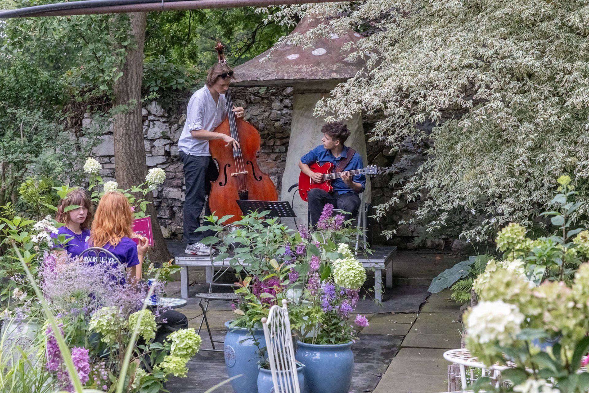 Letnie garden party w znanym i szczególnym sklepie ogrodniczym w krakowskim Łobzowie trwa w niedzielę jeszcze do godz. 21