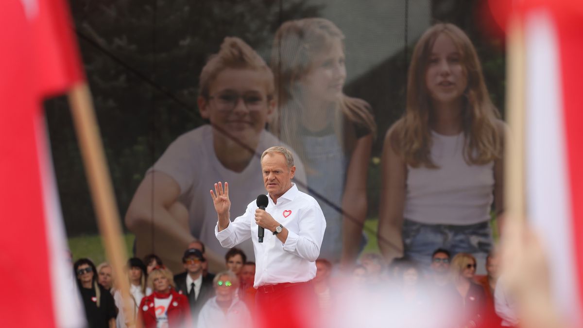Warszawa, 01.10.2023. Kampania wyborcza do parlamentu 2023. Przewodniczący Platformy Obywatelskiej Donald Tusk podczas zakończenia, zorganizowanego przez Koalicję Obywatelską, "Marszu Miliona Serc", 1 bm. w Warszawie. Marsz ruszył z Ronda Dmowskiego, ulicami Marszałkowską, Świętokrzyską, Jana Pawła II, a zakończył na Rondzie Radosława. (mr) PAP/Paweł Supernak