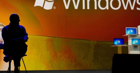 Kto pokieruje Microsoftem? Elop i Bates na ławce rezerwowych