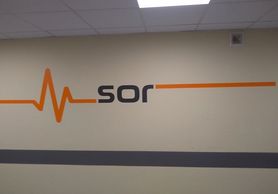 Medialna kariera SOR-u w Sieradzu. Pacjentów wita logo z zapisem prostej kreski, jak na EKG serca, które przestało bić