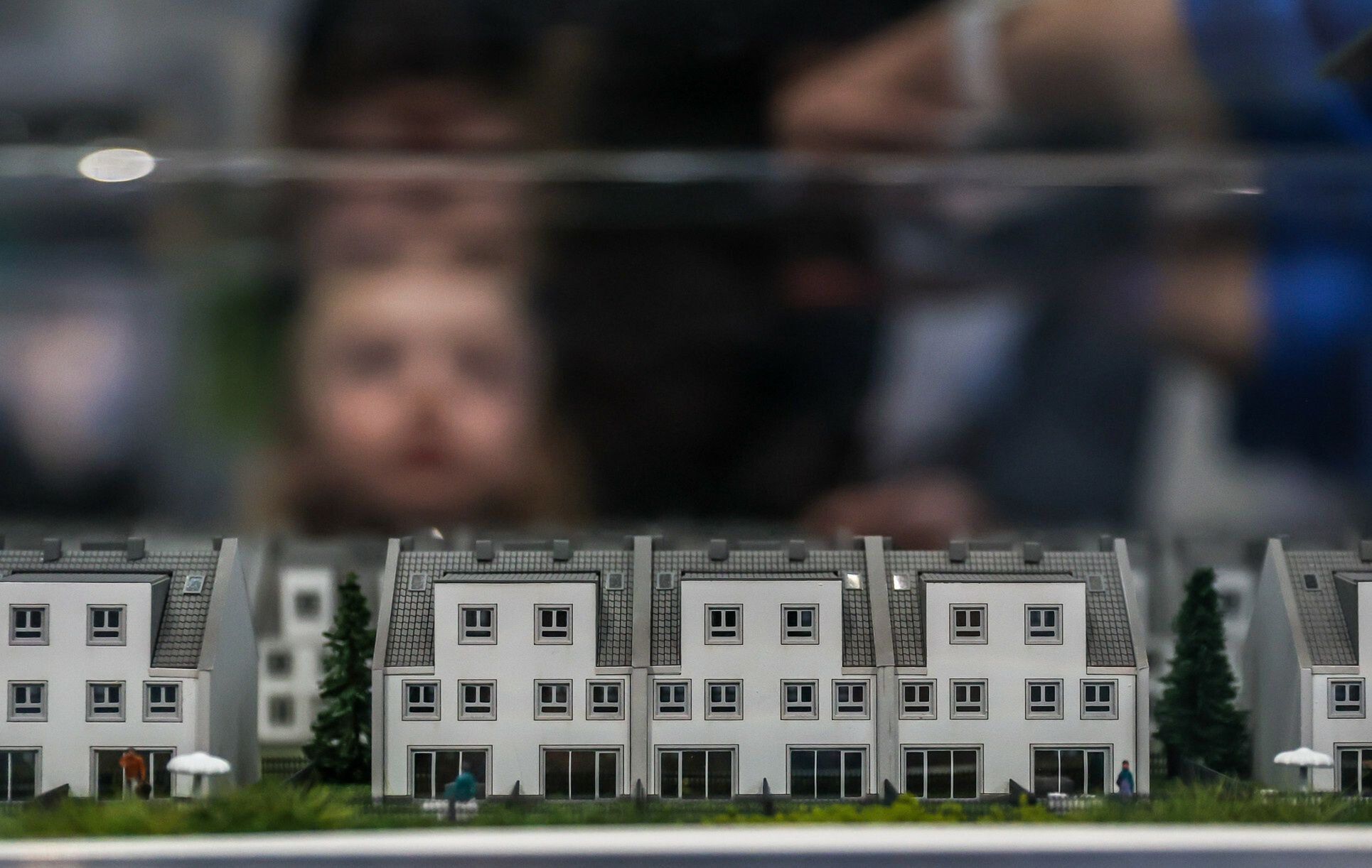 Wśród konsekwencji wyższych stóp procentowych jest schłodzenie rynku mieszkaniowego w Polsce. 