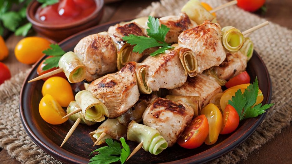 Szaszłyki z dowolnymi składnikami możemy piec w rękawie do pieczenia