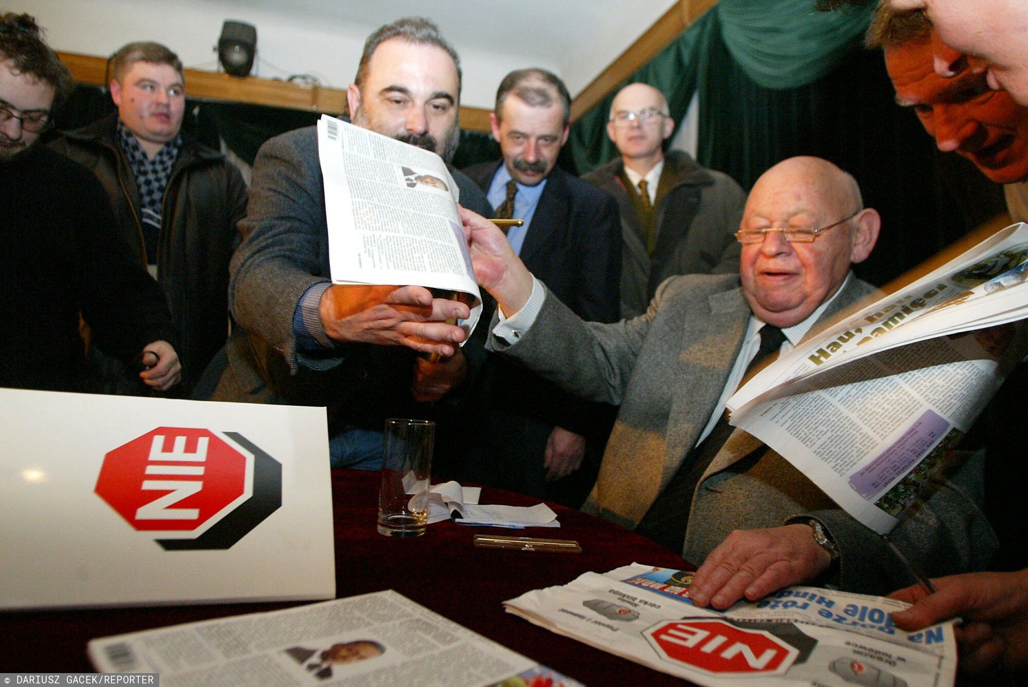 Reporter Poland 200429.02.2004 KIELCE - DOM SRODOWISK TWORCZYCH - REDAKTOR naczelny tygodnika NIE Jerzy Urban podczas spotkania z mieszkancami Kielc. FOT. DARIUSZ GACEK/REPORTER autografyGACEK/REPORTER