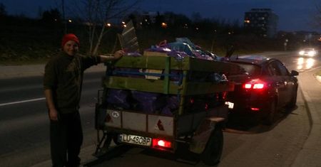 Wspólnie z ochotnikami sprząta zaśmiecone tereny Lublina. Ruszyła zbiórka na nową przyczepkę