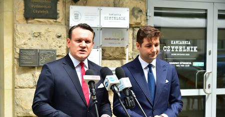 Stracą po 150 tys. Kaczyński kazał im wrócić?