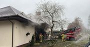 Stare Budy: Pożar budynku jednorodzinnego. Z ogniem walczy 8 zastępów straży pożarnej