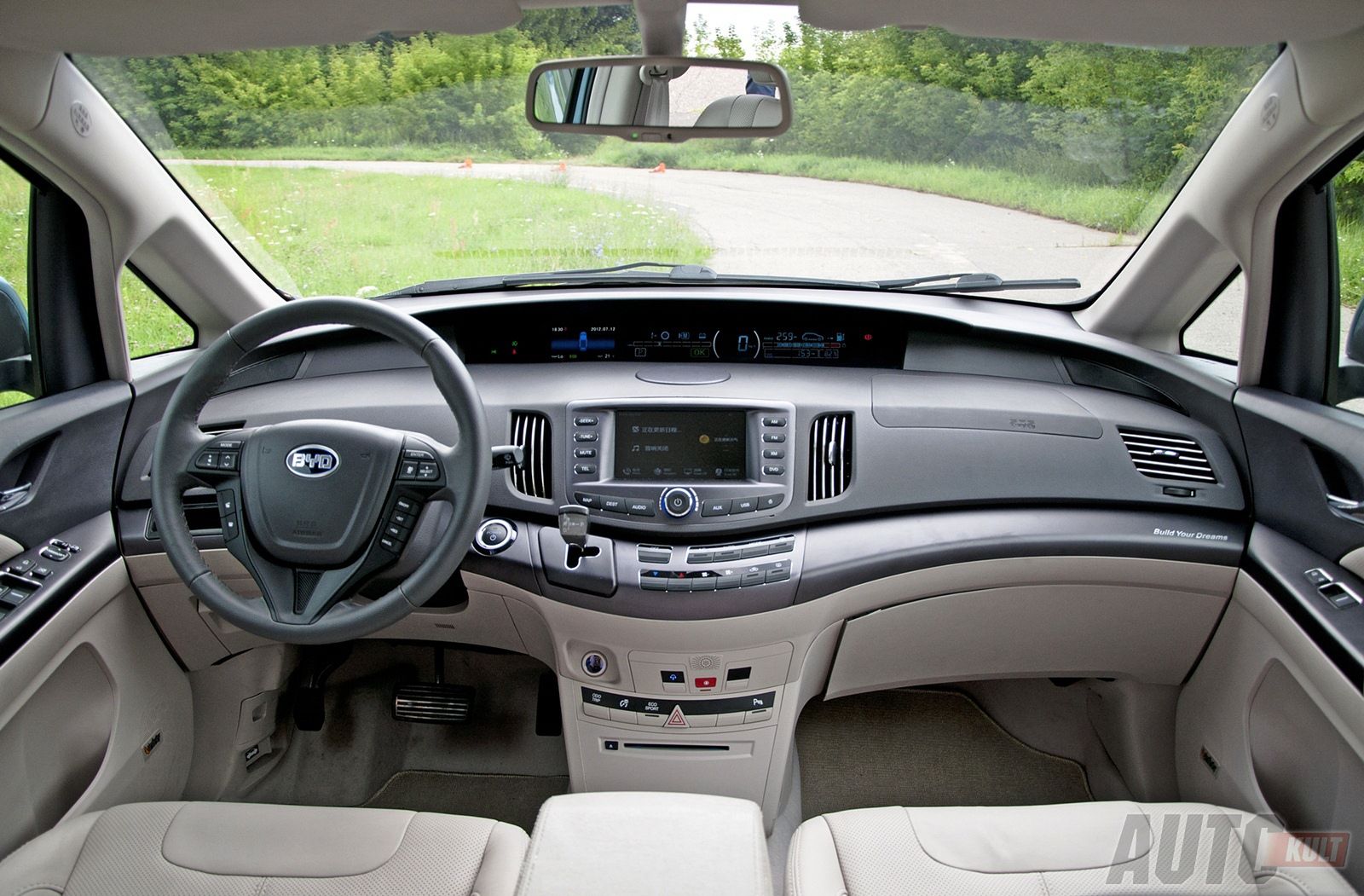 BYD e9