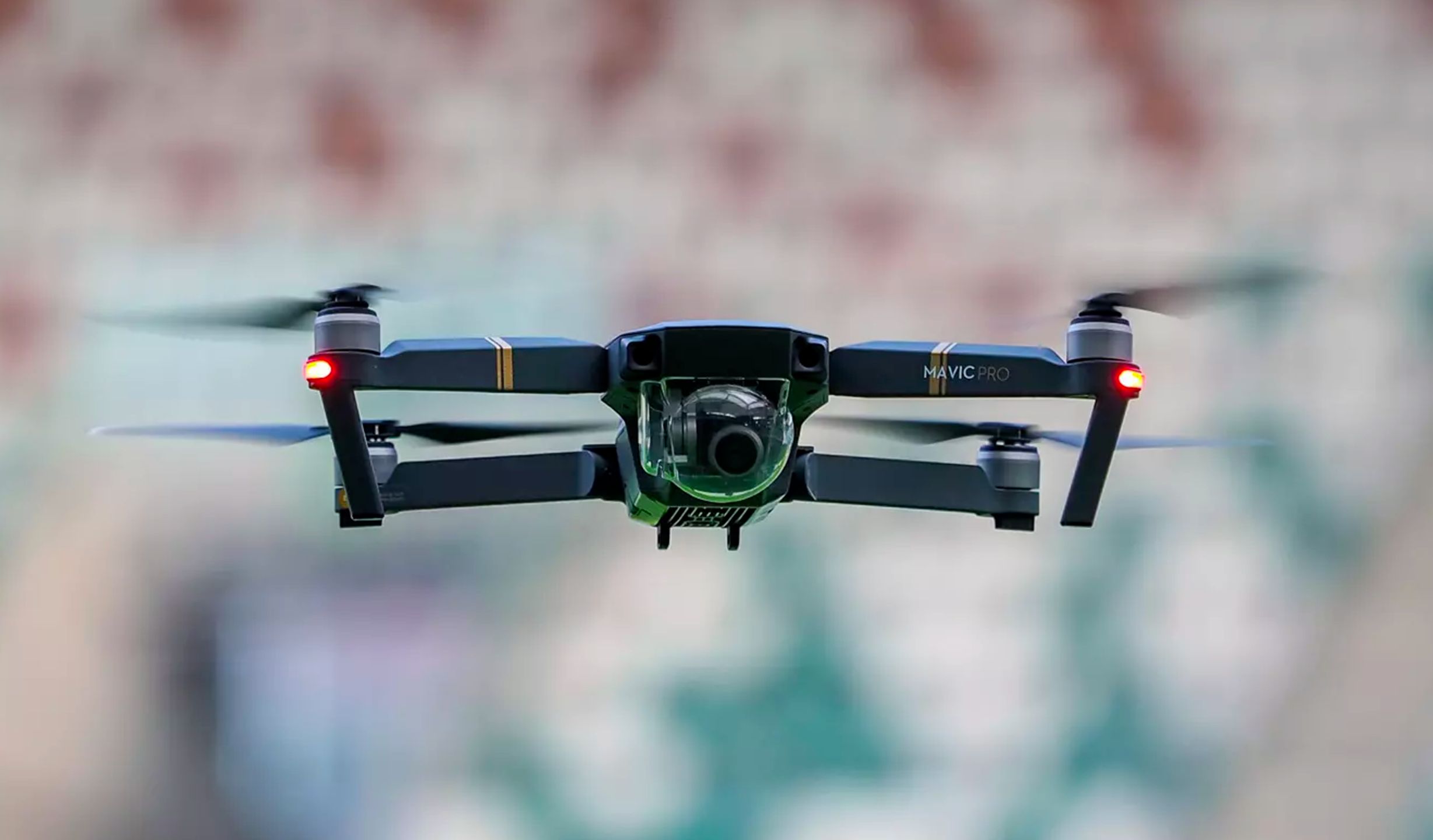 Ten film pokazuje mistrzostwo w lataniu dronem i łamaniu przepisów 1