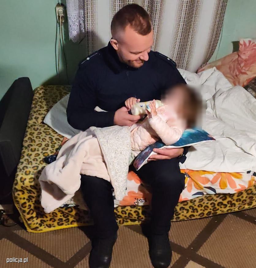 Policjanci nakarmili i zaopiekowali się 2-latką. Jej pijani rodzice trafili do aresztu