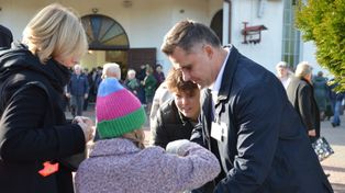 Bełchatów: Dzień Wszystkich Świętych, 1 listopada 2025. Mieszkańcy odwiedzają groby swoich bliskich