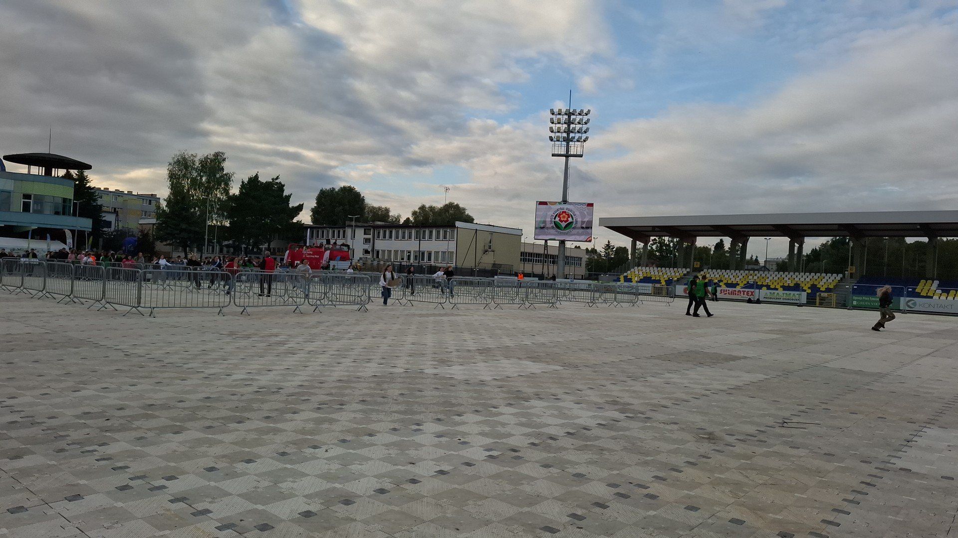 Otworzono scenę koncertową Święta Kwiatów, Owoców i Warzyw. Młodzież wbiegła na stadion!