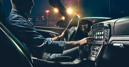 Porsche zrobiło nowoczesne radio do starszych modeli. CarPlay i DAB+ w klasyku