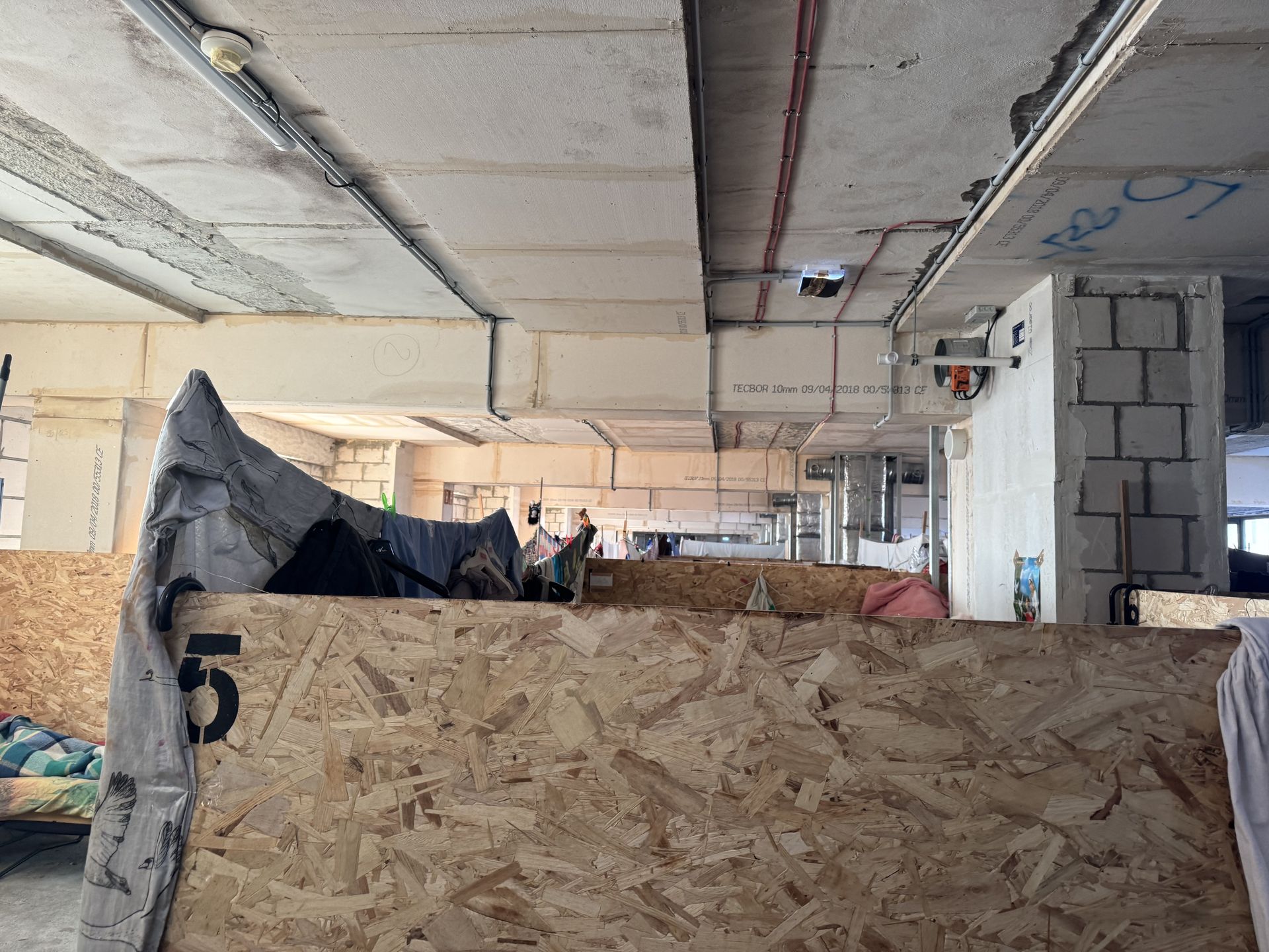 Po stronie z boksami żyje 85 osób