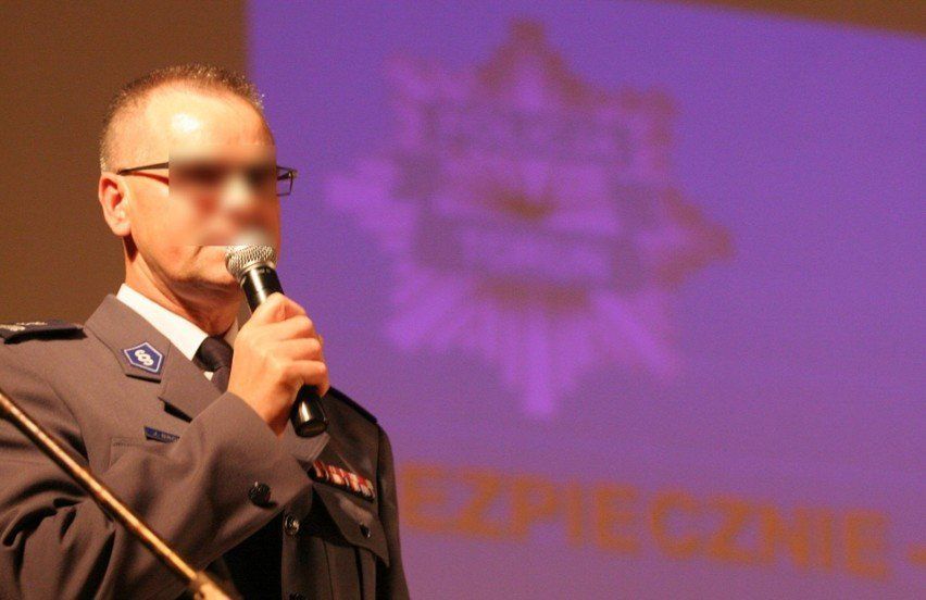 Janusz B. pseudonim &#34;Perełka&#34; był komendantem policji w Toruniu, Grudziądzu i Rypinie, a w Brodnicy kierował drogówką. Blisko rok temu oskarżony został o łapówkarstwo. Sąd Rejonowy w Brodnicy do dziś nie wyznaczył nawet terminu pierwszej rozprawy - nie wiadomo, kiedy proces ruszy. Torunianie pamiętają jego nietypowe hobby - po starówce jeździł welocypedem.