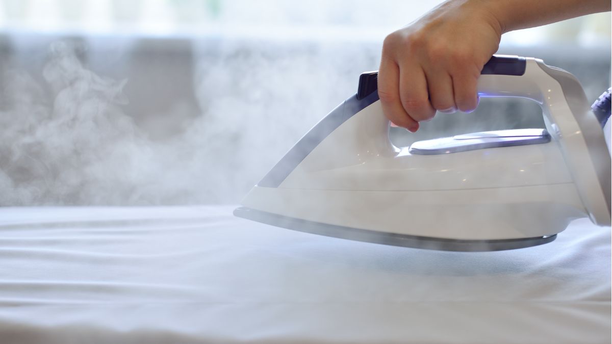 Wlej do żelazka i odczekaj chwilę. Ułatwisz sobie prasowanie.