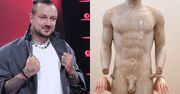 Baron pokazał KOBIECE DŁONIE na fotce z wakacji i ODPOWIADA fance, która dopytuje: "A co to za pani macha dłońmi zza rzeźby?"