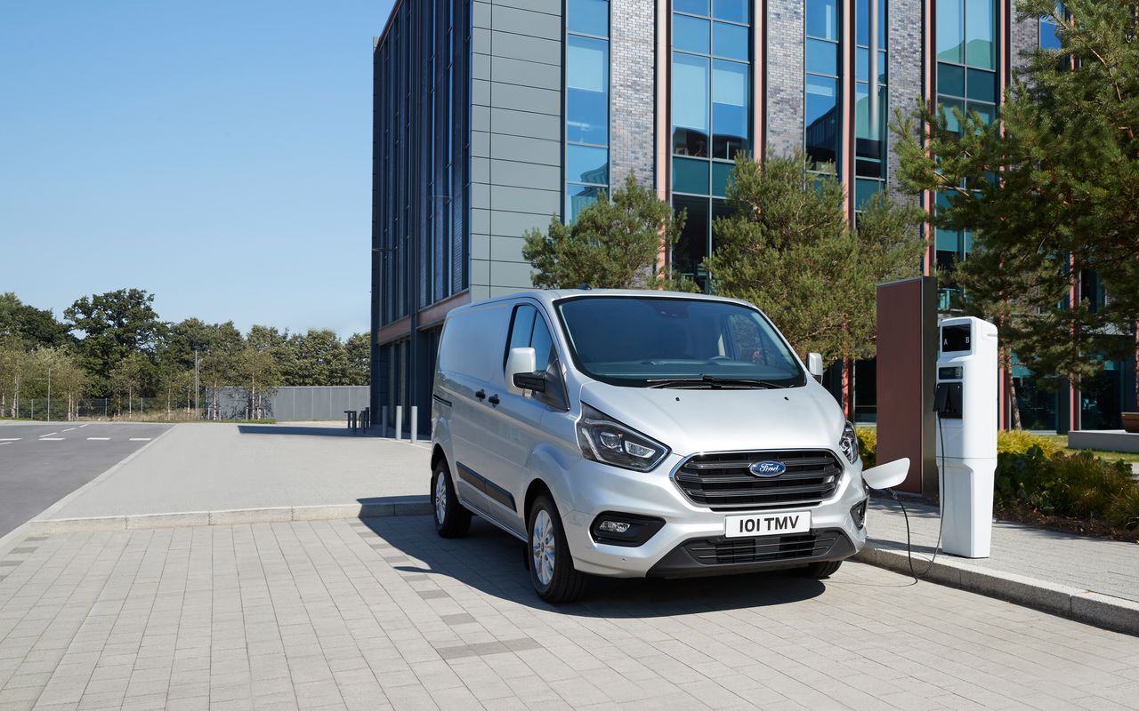 Hybrydowy Ford Transit Custom przejedzie do 50 km na prądzie. Pierwszy taki model w klasie