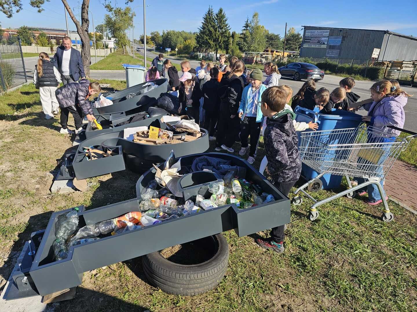 PSZOK w Ostrowcu Świętokrzyskim zyskał wyjątkową ozdobę w duchu recyklingu