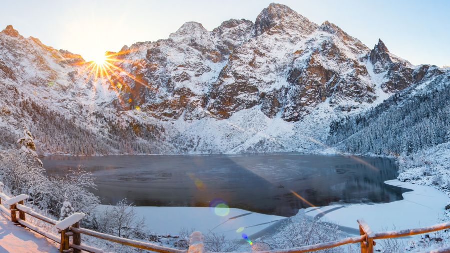 Morskie Oko przyciąga turystów przez okrągły rok - także zimą