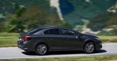 Używane auto klasy średniej z silnikiem benzynowym. Które pięcioletnie warto kupić?