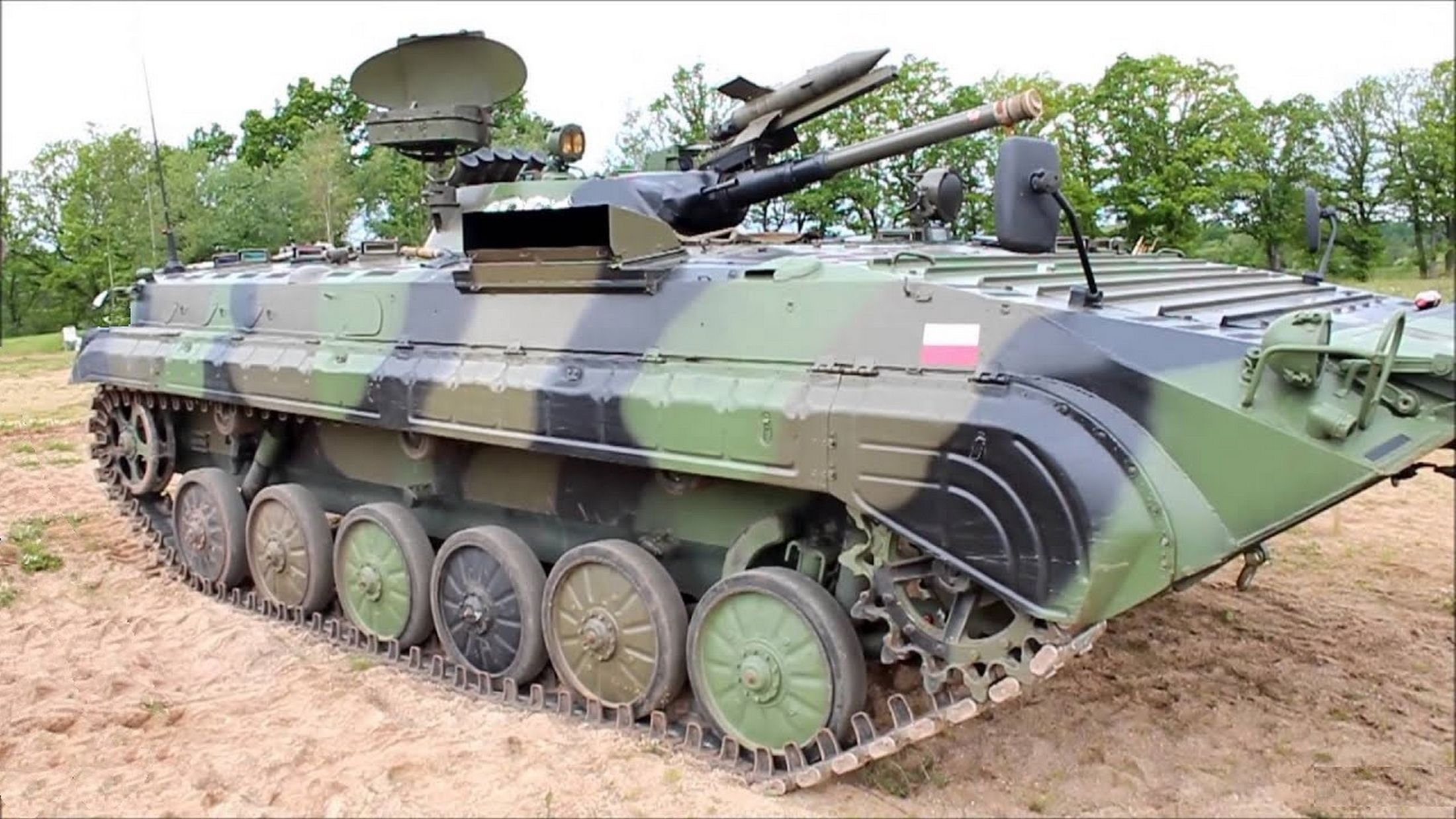 Polski BWP-1 - nad lufą widoczny pocisk przeciwpancerny 9M14 Malutka