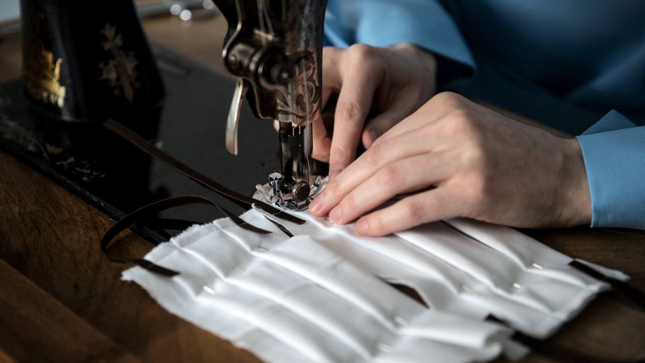 Koronawirus w Warszawie. Kobiety odbywające karę pozbawienia wolności szyją maseczki ochronne / foto ilustracyjne wyk. 2020-04-07